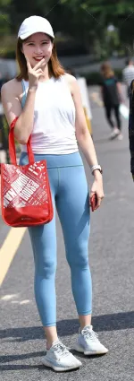 街拍無痕褲美女豐潤多姿