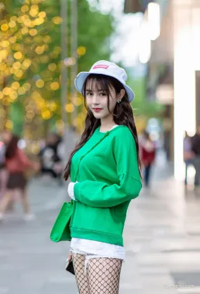 漁網襪漁夫帽女神走在路上，回頭率真的超級高！