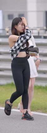 街拍打底褲美女豐腴美臀，包裹出靓麗的青春範