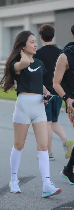 3a街拍美女三角區緊身熱褲長襪裝扮時尚又彰顯個性