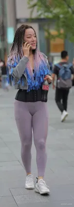 街拍健美褲豐腴女郎前凸後翹太迷人