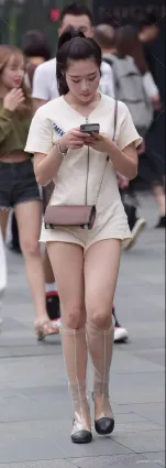 街拍連體短褲美女，大長腿的既視感油然而生