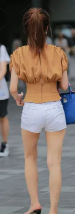 街拍白色熱褲白皙大長腿 熟女深V胸下垂圖片