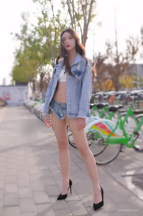 街拍月牙熱褲長腿美女，熱褲與腿縫隙中看到了内褲