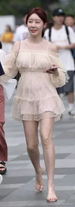 街拍花裙子性感美女，很有都市女人味！