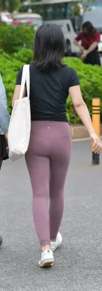 街拍翹臀小姐姐，被瑜伽褲包裹的身材讓人眼光發亮