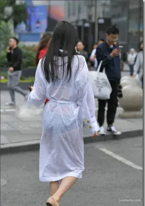 街拍美女透視睡衣露小内内，隐和現有何區别？