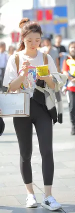 廣州街拍緊身褲美女真是粉妝玉琢人間仙女