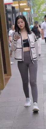 緊身瑜伽褲女神街拍，這身材一看就是健身愛好者