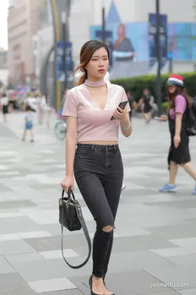 天天街拍小姐姐穿牛仔褲很迷人