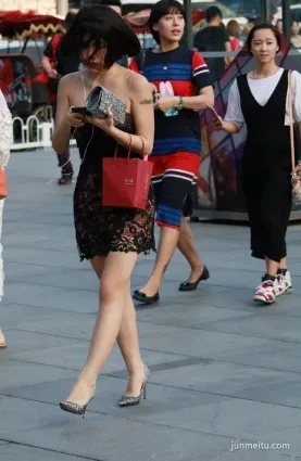 街拍嬌小身材美女穿蕾絲抹胸裙真好看