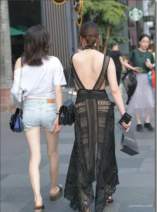 街拍镂空長裙熟女，簡潔大方穿出秀美的身姿
