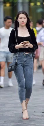 緊身牛仔褲美女，腰肢如楊柳一般，女人味十足
