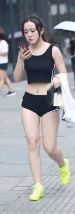 魔鏡街拍緊身熱褲露出小蠻腰性感美