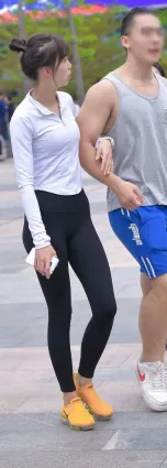 街拍運動緊身褲美女，果然是滿滿的少女感