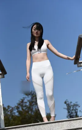 甜臀緊身褲美女，緊勒的褲，精緻的隆起！