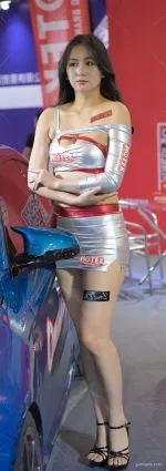 街拍超短裙白皙水嫩美腿漂亮車模