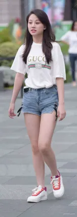 街拍短褲美腿美女，潮流看起來活潑生動