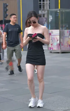 街拍性感抹胸裝小姐姐，氣質唯美有女人味