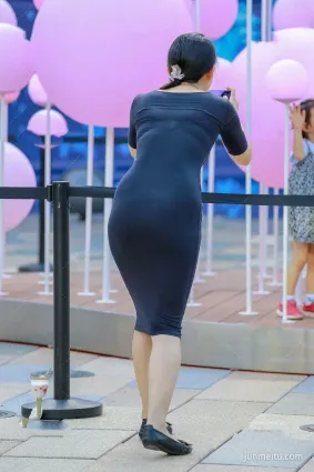 街拍身材保養很棒的美少婦，連衣裙被緊緻的勒出來啦