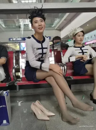 街拍職業制服黑絲美腿美女排排坐