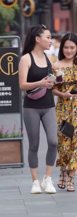 街拍饅頭凹凸緊身褲渾圓挺翹時尚少婦
