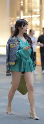 街拍高跟大白腿美女優雅動人如花似玉！