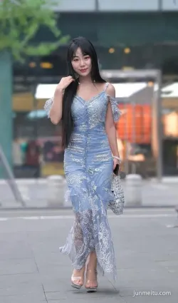 街拍緊身裙時尚阿姐，展現出不一樣的溫柔氣質
