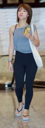 街拍大媽級别美女，瑜伽褲依然穿出好身材
