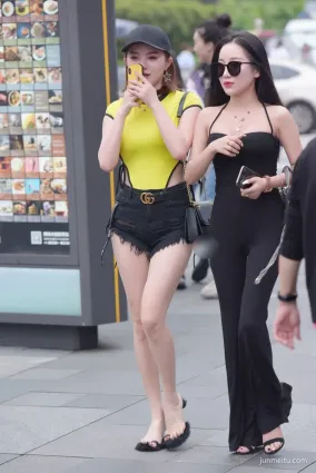 街拍連體泳衣搭配牛仔褲奇裝異服的妹子