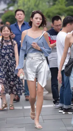 路人街拍身材修長的吊帶露肩姑娘，短裙穿出白皙長腿