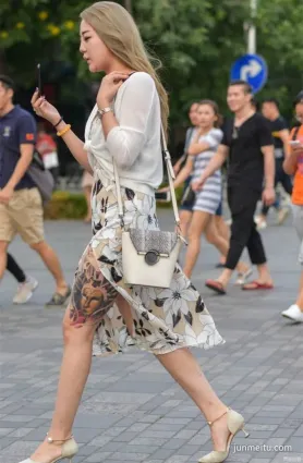 街拍開叉連衣裙社會大姐，不是道上大哥都恐怕近不了身