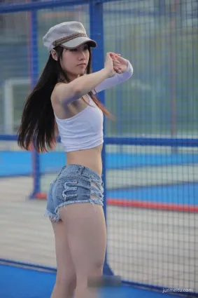美女用露臍短T搭配超短褲，破破爛爛的，該補補了