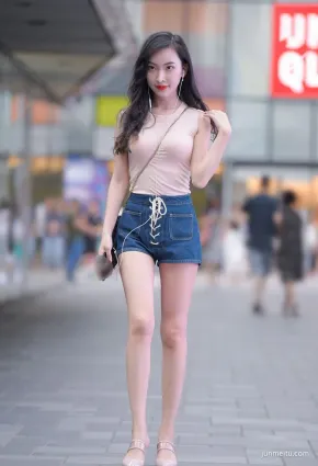 筷子腿小姐姐回眸一笑的樣子，像極了當年的初戀