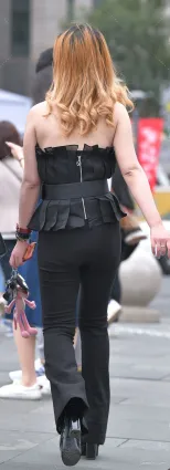 街拍性感緊身黑褲美女，豪放身姿女人味十足