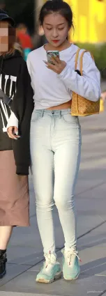 街拍美女穿搭緊身牛仔褲，看起來清新少女感