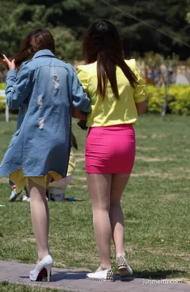 街拍公園拍到的肉絲襪緊身包臀短裙美女