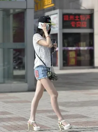 街拍戴鴨舌帽的牛仔熱褲美女，美腿高跟真是美翻了！