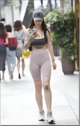 街拍美女霸氣搭配，這樣的穿着太亮眼！