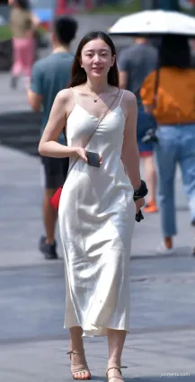 街拍曾經的吊帶睡裙，美女穿上街就是美景