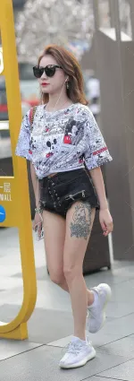 熱褲大長腿街拍 秀出熟女的優雅身姿