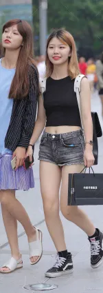 牛仔超短三角熱褲漏内褲露臍氣質漂亮妹子