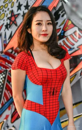 街拍緊身衣勾勒私處肥大，讓人忍不住看幾次
