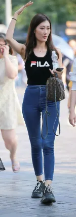 街拍緊身牛仔褲高挑身材的嬌豔美女