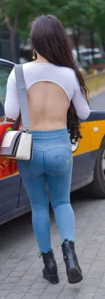 街拍牛仔褲肥臀大露背美少婦，男人看了都會心動