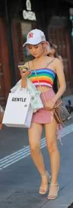 美腿涼高街拍美女，開裆短裙側漏小内内