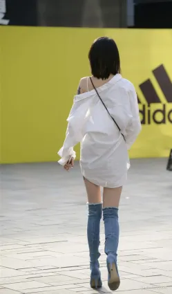 潮女街拍襯衫外穿微透展現性感魅力