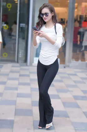 時尚街拍緊身美臀系美女，宛如亭亭玉立的鄰家女孩