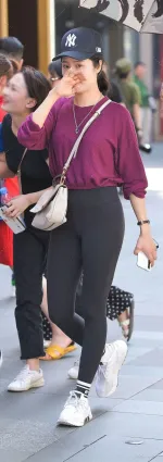 傲人身材的打底褲美女，黑色給人若隐若現迷人氣息