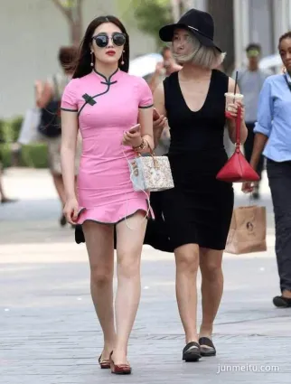 開啦街拍微胖的女生，旗袍穿出民國的婉約